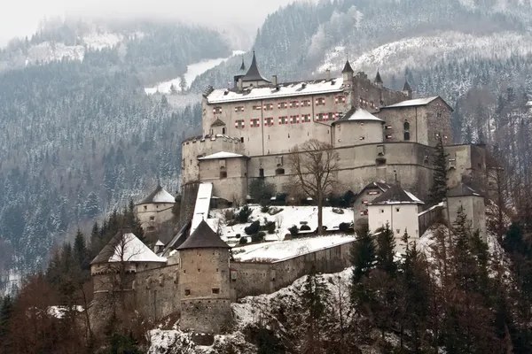 Средневековый замок на холме — стоковое фото