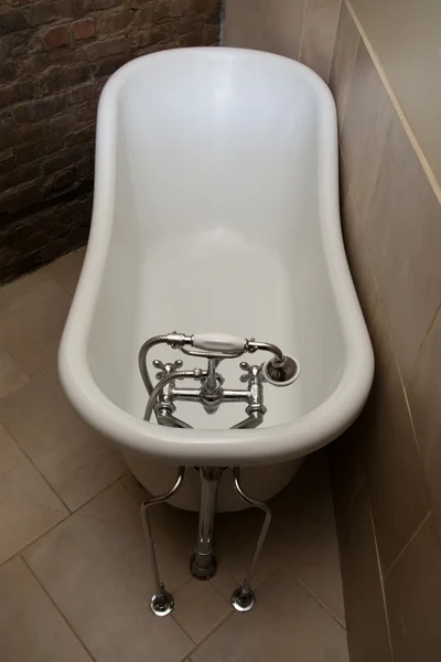 Белый классический ванной Ванная комната — стоковое фото