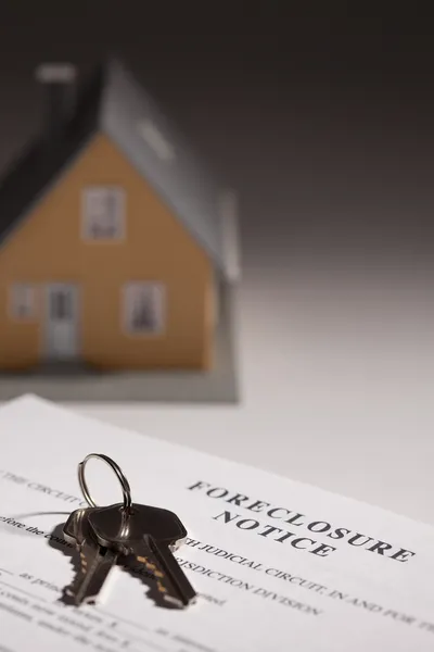 Выкупа уведомление, ключи от дома и дом — стоковое фото
