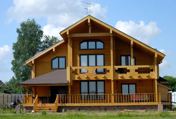 Большой деревянный дом — стоковое фото
