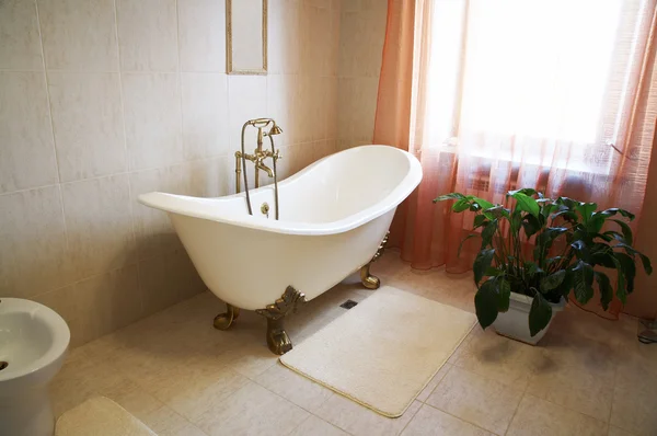 Ванная комната с красивой ванной — стоковое фото