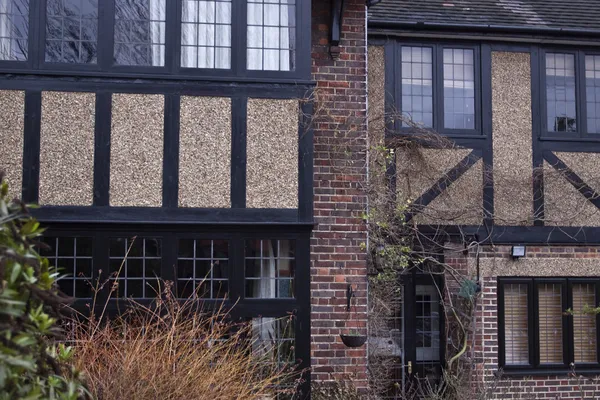 Дом в стиле Тюдор в Лондоне — стоковое фото