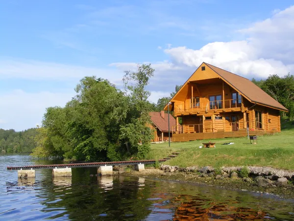 Красивый деревянный дом у реки — стоковое фото