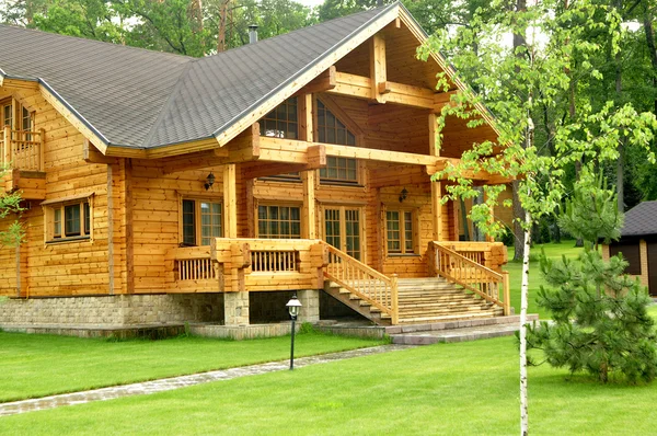 Красивый деревянный дом — стоковое фото