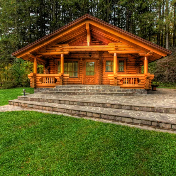 Квартира - деревянный коттедж в лесу — стоковое фото