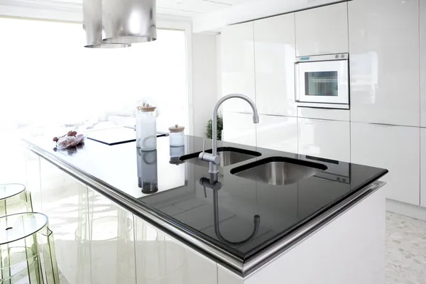 Современная белая кухня чистит дизайн интерьера — стоковое фото