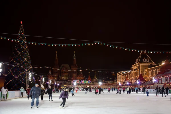 Каток на Красной площади в Москве в ночное время. Торговый Дом ГУМ — стоковое фото