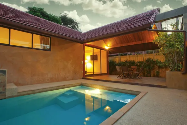 Панорамный вид патио прекрасный летний дом с бассейном — стоковое фото