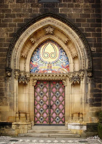 Старые церковные двери в Вишеград, Прага — стоковое фото