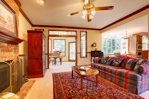 Английском стиле гостиная с камином и красный и синий диван — стоковое фото