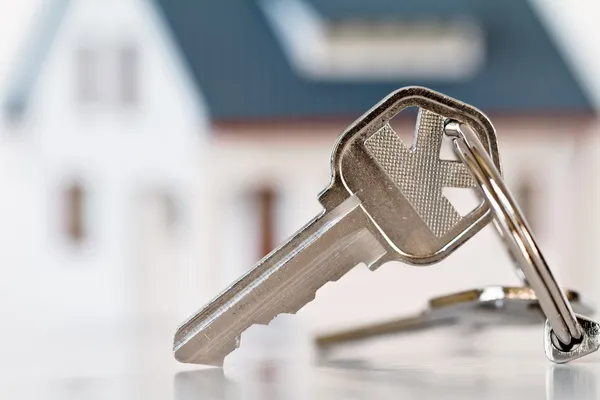 Ключ и дом — стоковое фото
