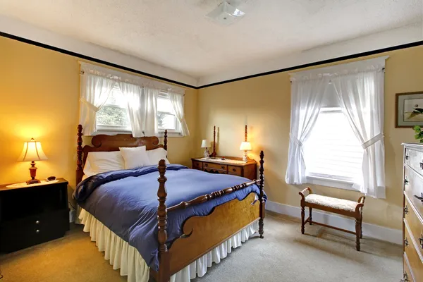 Элегантный старый английский стиль спальни желтый и синий — стоковое фото