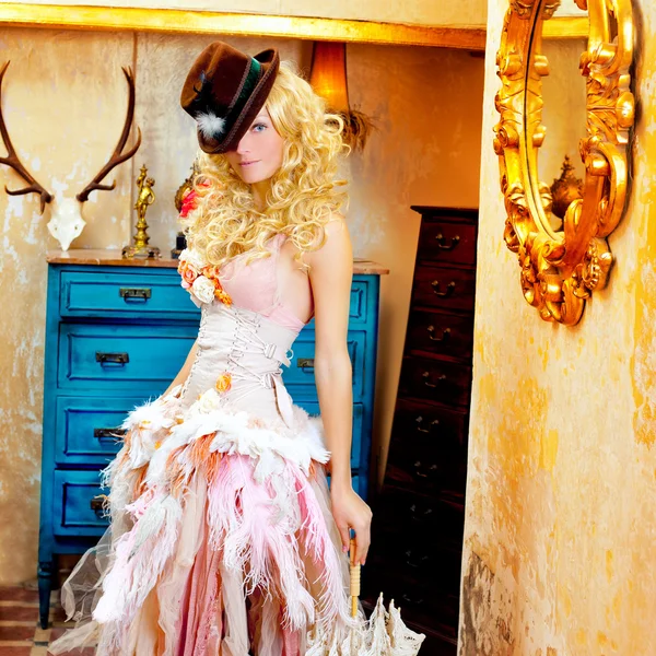 Блондинка моды женщина в старинном стиле барокко с зонтом — стоковое фото