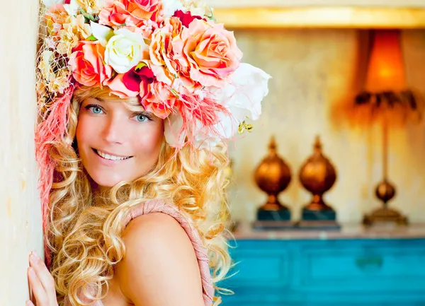 Женщина блондинки моды эпохи барокко с цветочной шляпой — стоковое фото