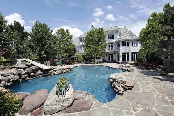Роскошный дом с бассейном — стоковое фото