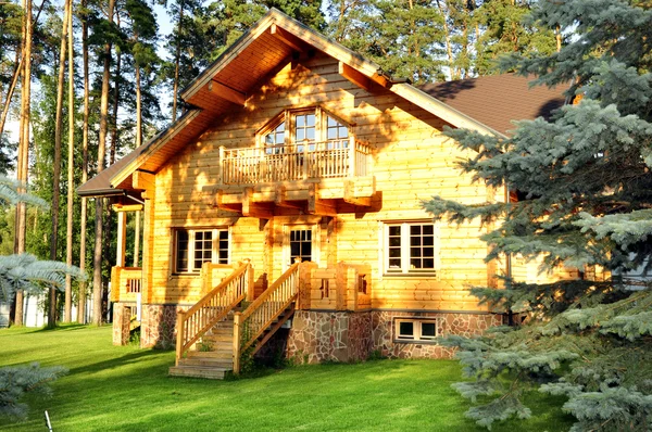 Красивый деревянный дом — стоковое фото