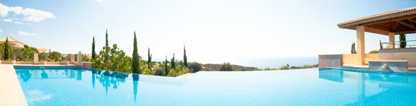 Роскошный плавательный бассейн. Панорамное изображение — стоковое фото