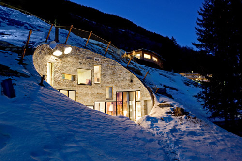Домик в горах зимой - вилла Vals