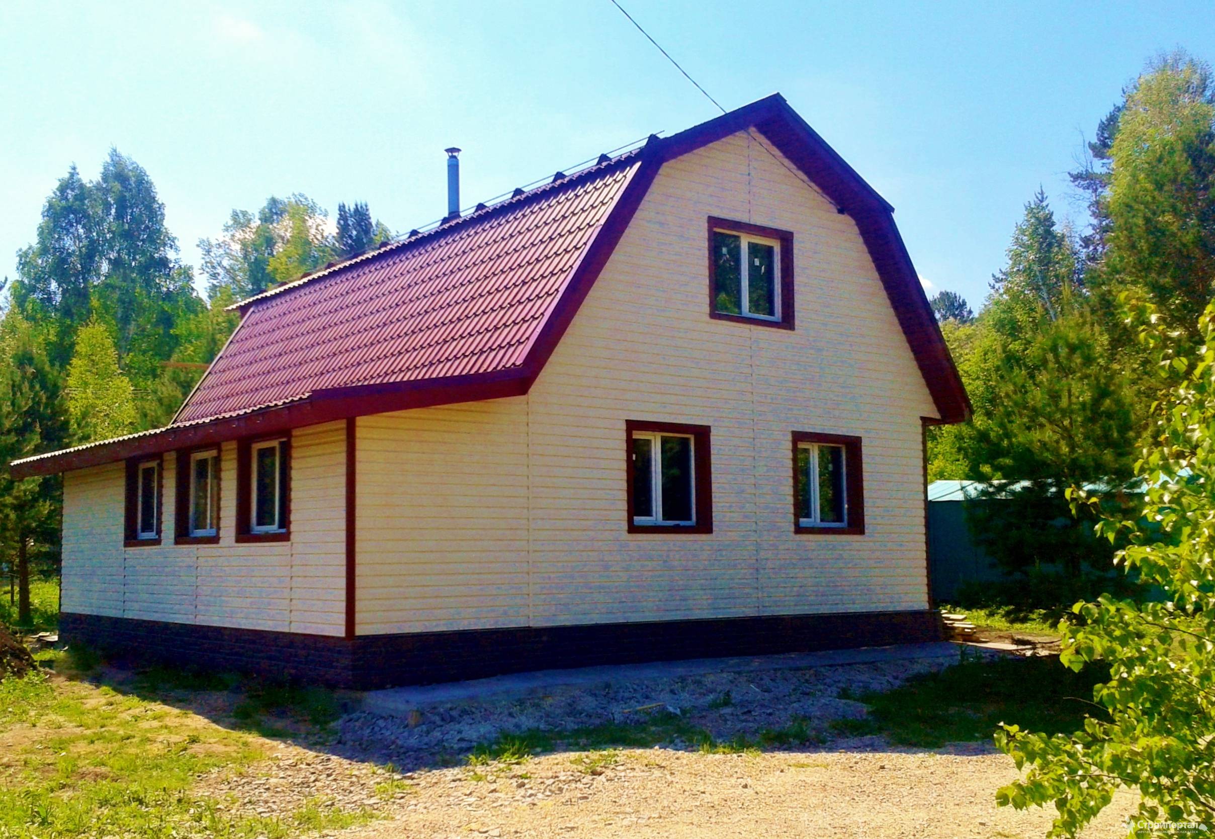 Дом с ломаной крышей и террасой фото